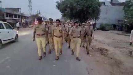 बुलंदशहर: आगामी त्यौहार और शांति कानून व्यवस्था बनाए रखने हेतु कोतवाली देहात क्षेत्र में SSP ने पुलिस फोर्स के साथ किया पैदल मार्च