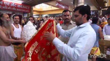 हरियाणा के श्रद्धालु ने विश्व प्रसिद्ध बाबा महाकाल मंदिर में बाबा महाकाल को अर्पित किया रजक मुकुट
