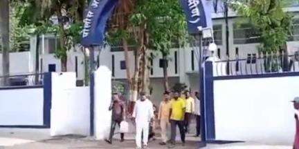 उत्तर सोलापूर: होटगी स्टेशन येथे आर्थिक देवाण घेवाणीच्या कारणावरून विटभट्टी मालकाकडून महिला कामगाराचे अपहरण...