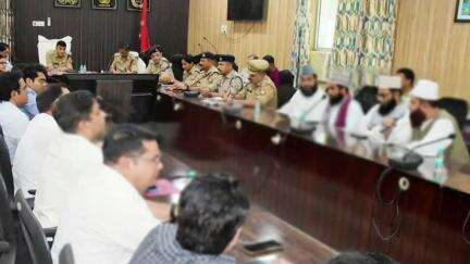 रामपुर: शनिवार को पुलिस लाइन सभागार में SP ने मुस्लिम धर्म गुरुओं के साथ ईद उल जुहा को लेकर पीस कमेटी की बैठक की