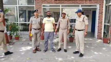 रूड़की: पठानपुरा से पुलिस ने सत्यापन के दौरान छिपकर रह रहे एक गैंगस्टर को गिरफ्तार किया