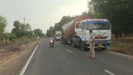 विजयराघवगढ़: गौरहा मोड़ के पास पुलिस ने चलाया अभियान, वाहनों की सघन जांच कर चालकों को यातायात नियमों का पाठ पढ़ाया