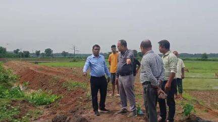 মাটিয়া: দুধনৈ নৈৰ কাষত নিৰ্মাণ কৰি থকা মথাউৰিৰ কাম পৰিদৰ্শন কৰে জিলা আয়ুক্ত খনিন্দ্ৰ চৌধুৰীয়ে