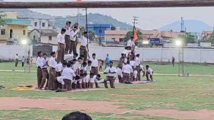 ସଦର: ଭବାନୀପାଟଣା ସ୍ଥିତ ଲାଲ ବାହାଦୂର ଷ୍ଟାଡିୟମ ଠାରେ ରାଷ୍ଟ୍ରୀୟ ସ୍ବୟଂ ସେବକ ସଙ୍ଘ ର ଶିକ୍ଷା ବର୍ଗ ର ସମାରୋପ ସମାରୋହରେ ଯୋଗଦେଲେ ସାଂସଦ
