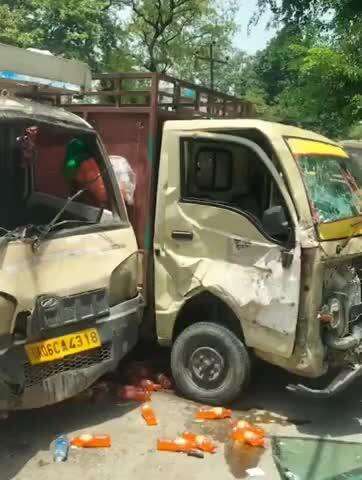 काशीपुर: बाजपुर रोड पर एक डंपर ने दो वाहनों को मारी टक्कर