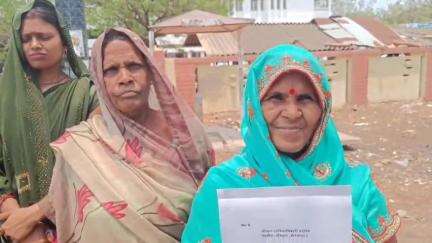 मड़िहान: राजगढ़ क्षेत्र के कोन गढ़वा निवासिनी पीड़िता ने मड़िहान तहसील में ज्ञापन सौंपकर विपक्षी पर जमीन कब्जा करने का आरोप लगाया
