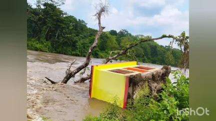 আলিপুরদুয়ার ১: ভুটানের ভারী বৃষ্টিতে জলদাপাড়া শিসামারা নদীতে জল বাড়ায় ভাঙলো নদীর পাশের একটি মন্দির এবং বেশ কয়েকটি গাছ
