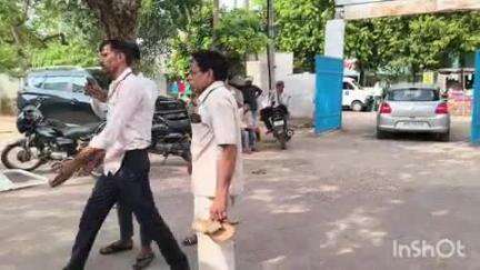 गोराघाट में अनियंत्रित होकर सड़क पर गिरी स्कूटी, पति-पत्नी घायल