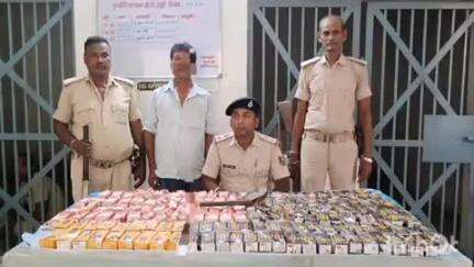 तुरकौलिया: सेमरा भोला टोला से शनिवार को पुलिस ने 29 लीटर विदेशी शराब व देशी कट्टा के साथ एक तस्कर को गिरफ्तार किया