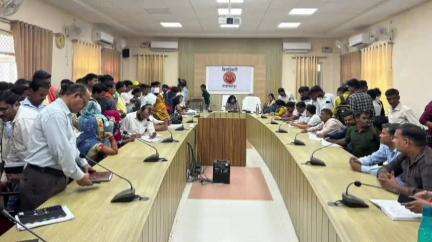 शाहजहांपुर: कलेक्ट्रेट में मुख्यमंत्री युवा उद्यमी विकास अभियान के अंतर्गत आयोजित किया गया निशुल्क ऋण आवेदन कैम्प