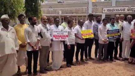 ಇಳಕಲ್‌: ಜನೌಷಧಿ ಕೇಂದ್ರ ಮುಚ್ಚುವ ಕಾಂಗ್ರೆಸ್‌ ಸರ್ಕಾರದ ನಡೆಗೆ ಬಿಜೆಪಿ ಖಂಡನೆ, ನಗರದಲ್ಲಿ ಕಪ್ಪು ಪಟ್ಟಿ ಧರಿಸಿ ಮೌನ ಪ್ರತಿಭಟನೆ