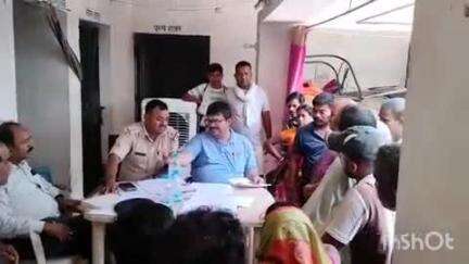 उधवा: राधानगर थाना परिसर में थाना दिवस का आयोजन किया गया, ज़मीन से जुड़े चार मामलों का निपटारा किया गया