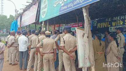 గాజువాక: కూర్మన్నపాలెంలో దీక్షా శిబిరాన్ని తొలగించాలని కార్మికులను కోరిన పోలీసులు