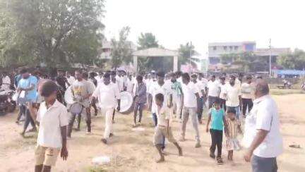 அரூர்: மேல் பாட்ஷாபேட்டையில் எடப்பாடி பழனிசாமியின் பிறந்தநாள் விழாவை ஒட்டி கிரிக்கெட் போட்டி நடைபெற்றது