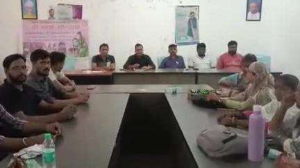 महेशपुर: अंचल कार्यालय के सभागार में बीडीओ ने स्वास्थ्य कर्मियों के साथ बैठक की, तंबाकू निषेध को लेकर शपथ दिलाई