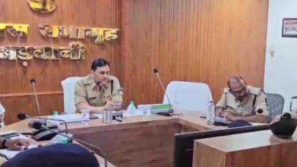 बड़वानी: पुलिस अधीक्षक कार्यालय में अपराध समीक्षा बैठक का हुआ आयोजन, SP ने पुलिस अधिकारियों को दिए आवश्यक दिशा निर्देश
