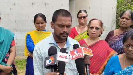 భీమిలి: త్వరగా ఇళ్లు మంజూరు చేయాలని కోరుతూ కొమ్మాది టిడ్కో నివాసాల వద్ద ఆందోళన నిర్వహించిన లబ్ధిదారులు