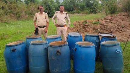 लालबर्रा: ग्राम जागपुर में आबकारी विभाग ने अवैध शराब के विरुद्ध की कार्रवाई, 15 क्विंटल महुआ लाहन किया ज़ब्त