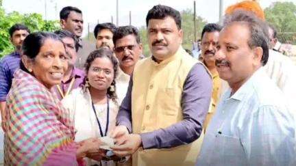 కర్నూలు: కర్నూలు దేవనగర్ లో  జిల్లా కలెక్టర్ రంజిత్ భాషా వృద్ధులకు ఎన్టీఆర్ భరోసా పింఛన్ పంపిణీ
