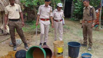 সোণাৰি: কাৰ্যবাহী দণ্ডাধীশৰ উপস্থিতত সোণাৰি নগৰত অবৈধ সুৰাৰ বিৰুদ্ধে আৰক্ষী আৰু আবকাৰী বিভাগৰ অভিযান