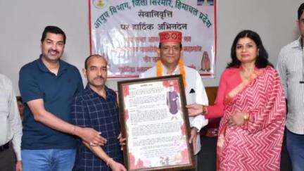 नाहन: जिला आयुष कार्यालय नाहन से 33.5 वर्ष सेवाएं देने के बाद चीफ फार्मेसी ऑफिसर के पद से सेवानिवृत हुए हेमंत शर्मा