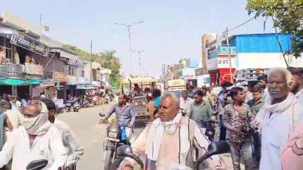 सीतामऊ: लदूना चौराहे पर ट्रैक्टर व दोपहिया वाहन के बीच हुई टक्कर, पति-पत्नी व उनका बच्चा हुआ घायल