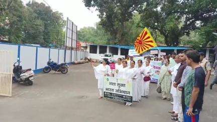 मंडला: 'विश्व तम्बाकू निषेध दिवस' पर मंडला में निकाली गई जागरूकता रैली, कलेक्टर ने हरी झंडी दिखाकर किया रवाना