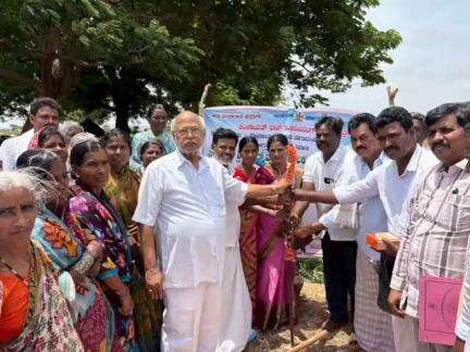 ಮೊಳಕಾಲ್ಮುರು: ದೇವಸಮುದ್ರ ಹೋಬಳಿ ವ್ಯಾಪ್ತಿಯ ವಿವಿಧ ಗ್ರಾಮಗಳಿಗೆ ಸಂಪರ್ಕ ಕಲ್ಪಿಸುವ ರಸ್ತೆಗಳ ಕಾಮಗಾರಿಗೆ ಶಾಸಕ ಗೋಪಾಲಕೃಷ್ಣ ಭೂಮಿಪೂಜೆ