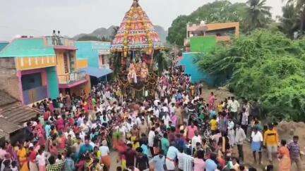 ஆரணி: குப்பம் பகுதியில் காளியம்மன் கோவிலில் தேரோட்டம்- பக்தர்கள் 'ஓம் சக்தி' என கோஷமிட்டு தேரை வடம் பிடித்து இழுத்தனர்