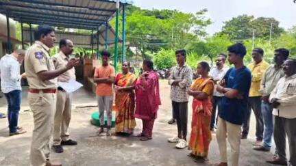 మణుగూరు: మనుగూరులో రాత్రి వేళలో ఇష్టానుసారంగా తిరిగే యువకులకు హెచ్చరిక చేసిన సీఐ నాగబాబు