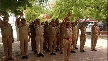 मथुरा: SSP कार्यालय पर पुलिस अधीक्षक ने जवानों को दिलाई तंबाकू छोड़ने की शपथ