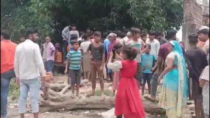 तमकुही राज: जंगल नौगांवा में जमीनी विवाद के दौरान जमकर चले ईंट-पत्थर, एक बुजुर्ग महिला की हुई मौत