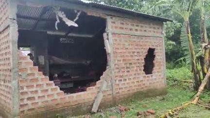 মাটিয়া: কৃষ্ণাইৰ শালপাৰাত এটা অকলশৰীয়া বন্যহস্তীয়ে খাদ্যৰ সন্ধানত গাঁৱত প্ৰৱেশ কৰি এগৰাকী বিধৱা মহিলা পকী গৃহ ভাঙি পেলায়