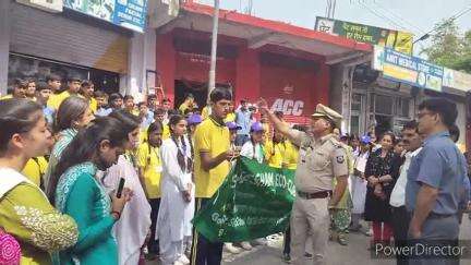 गलोड़: पटटा बाजार में रैली कर रहे छात्रों को पुलिस ने बताए नशे के दुष्प्रभाव, यातायात नियमों का पाठ भी पढ़ाया
