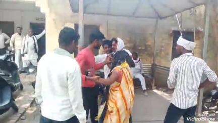 मिर्ज़ापुर: कलेक्ट्रेट में जिला पूर्ति कार्यालय के बाहर दामाद ने सास को मारा थप्पड़, वीडियो सोशल मीडिया पर वायरल
