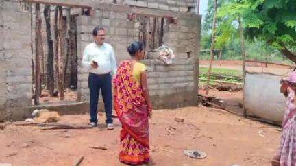 ଲାଞ୍ଜିଗଡ: କଦମଗୁଡା ଠାରେ ନିର୍ମାଣଧିନ ପ୍ରଧାନମନ୍ତ୍ରୀ ଆବାସ ଗୃହ ଯୋଜନାର  କାର୍ଯ୍ୟ ତଦାରଖ କଲେ,ଲାଞ୍ଜିଗଡ  ବିଡିଓ।