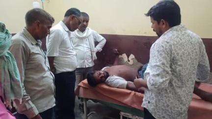 नौतनवा: देवघट्टी में विद्यालय में सफाई के दौरान गश खाकर गिरा सफाई कर्मी, रतनपुर सीएचसी में हुआ भर्ती