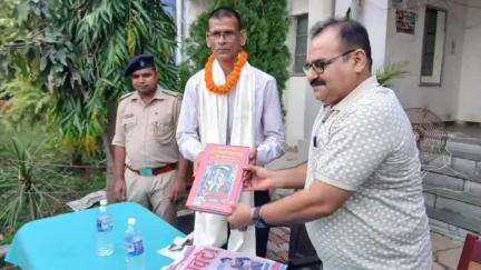 लोहरदगा: एसआई शंभू नाथ सिंह हुए सेवानिवृत्त, लोहरदगा सदर थाना परिसर में विदाई समारोह आयोजित