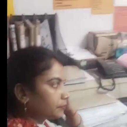 फर्रुखाबाद: जिला अस्पताल महिला में प्रसूता को चढ़ाई जा रही एक्सपायरी बोतल, वीडियो हुआ वायरल