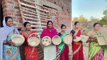 कांसाबेल: कांसाबेल की स्व सहायता समूह की 100 से अधिक महिलाएं छिंद और कांसा से बना रही हैं सुंदर और आकर्षक टोकरी