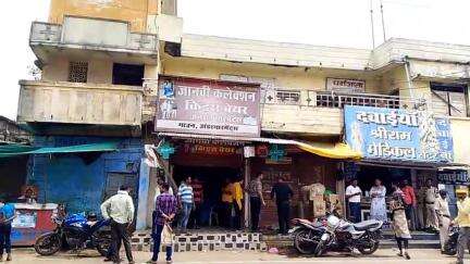 मंडला: जिला अस्पताल के धर्मशाला की पुरानी बिल्डिंग को कराया जाएगा डिस्मेंटल, अधिकारियों ने दुकानें खाली कराईं