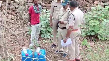 चंदेरी: ग्राम पाडरी के पास चंदेरी पुलिस ने 30 वर्षीय व्यक्ति से 60 लीटर कच्ची शराब पकड़ी, मामला दर्ज