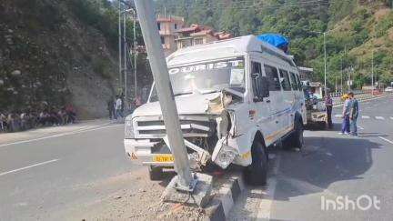 मंडी: फोरलेन के डिवाइडर पर चढ़ी ट्रेवलर, बाल-बाल बचीं 20 सवारियां, मंडी शहर के पास बिंद्रावनी में हुआ हादसा