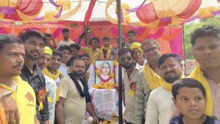 भरथना: इन्दौसी गांव स्थित माता अहिल्याबाई होलर की 300वीं जयंती केक काटकर धूमधाम से मनाई गई