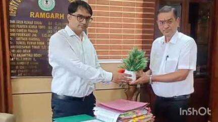 रामगढ़: रामगढ़ के नवनियुक्त युवा उपायुक्त कोकमल बगड़िया का बुके देकर किया गया स्वागत