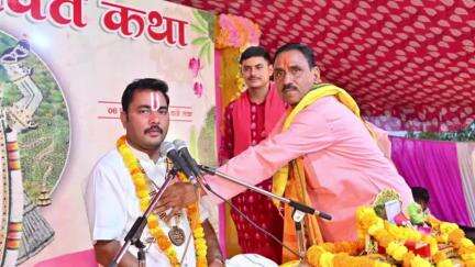 सुल्तानपुर: आज 31 मई, शनिवार को सुल्तानपुर जनपद में कथा के तीसरे दिन आचार्य नीरज कृष्ण पाण्डेय ने सुनाई कथा
