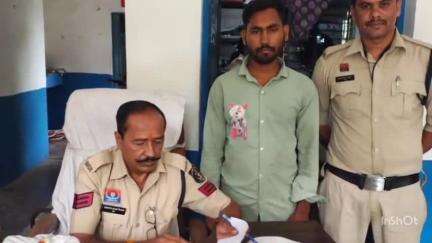 बिलासपुर: कोनी पुलिस ने अवैध शराब बेचने के आरोप में एक आरोपी को गिरफ्तार किया, आरोपी से अवैध शराब और वाहन किया ज़ब्त