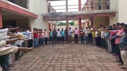 मारगोमुंडा: मारगोमुण्डा प्रखण्ड कार्यालय प्रांगण में विश्व तम्बाकू निषेध दिवस पर प्रखण्ड व अंचल कर्मियों ने ली शपथ।