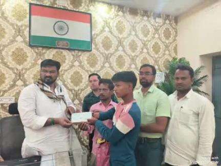 मधुपुर: बिजली विभाग ने दिव्यांग साजिद अंसारी को दी ₹2 लाख की सहायता राशि