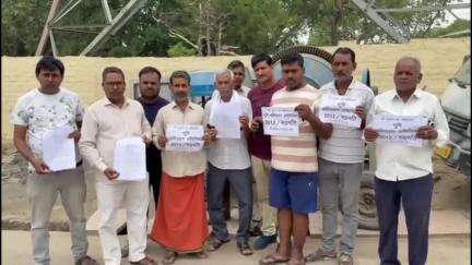 व्यापारियों ने धर्मपथ के चौड़ीकरण को लेकर भजन संध्या मार्ग पर किया प्रदर्शन, दुकान के बदले दुकान की मांग की